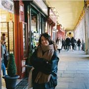 Profesora de español (ELE) certificada por el Instituto Cervantes y graduada en Filología Hispánica con máster en ELE y con experiencia internacional